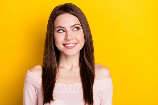 Fotografie optimistické brunetka dáma vypadat prázdný prostor nosit růžovou košili izolované na pulzující žluté barvy pozadí — Stock fotografie