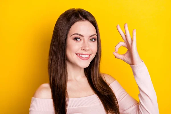 Bild av optimistisk brunett dam visa okey bära rosa skjorta isolerad på gul färg bakgrund — Stockfoto