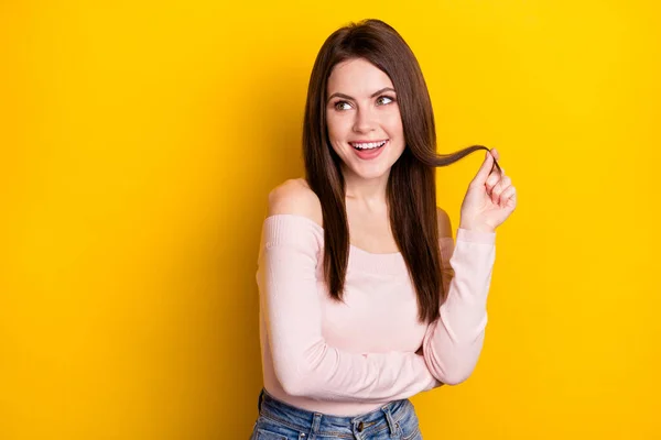 Foto di ottimista bruna signora mano capelli sguardo vuoto spazio indossare camicia rosa isolato su sfondo di colore giallo — Foto Stock