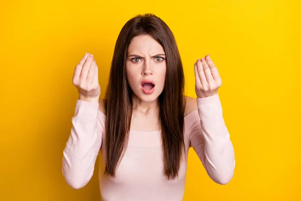 Fénykép fiatal megdöbbent megdöbbent őrült negatív hangulat nő kér pénzt csődbe elszigetelt sárga színű háttér — Stock Fotó