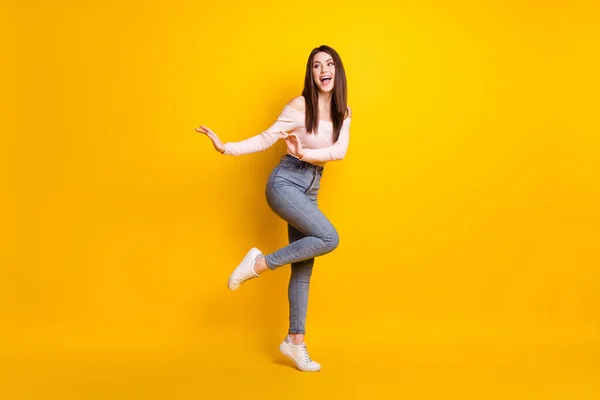 Full size foto van jonge funky grappige lachende vrouw kijken copyspace dromen dansen geïsoleerd op gele kleur achtergrond — Stockfoto