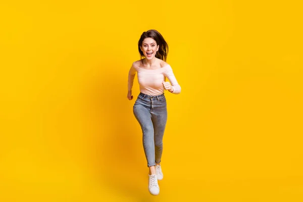 Foto de tamaño completo de joven feliz excitado hermosa chica encantadora corriendo velocidad rápida en el aire aislado en el fondo de color amarillo — Foto de Stock