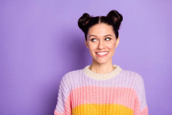 Retrato de atraente menina alegre curioso pensar olhando para o espaço cópia isolada no fundo de cor violeta roxo brilhante — Fotografia de Stock