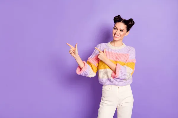 Portrét okouzlující veselá dívka demonstrující kopii prázdný prázdný prostor řešení reklama izolované na jasně fialové fialové barvy pozadí — Stock fotografie