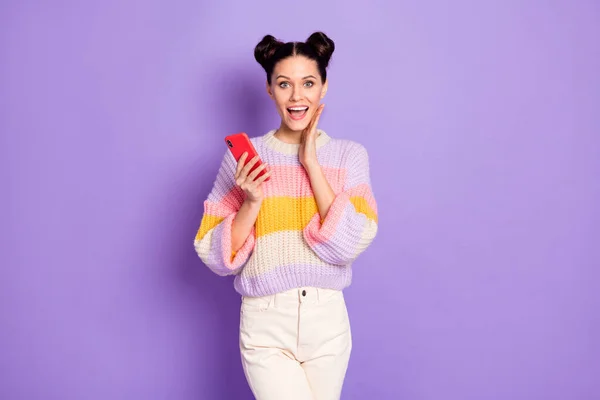 Πορτρέτο της ελκυστική έκπληκτος χαρούμενο κορίτσι χρησιμοποιώντας gadget blogging smm διασκεδάζοντας απομονωμένη σε φωτεινό βιολετί μωβ χρώμα φόντο — Φωτογραφία Αρχείου
