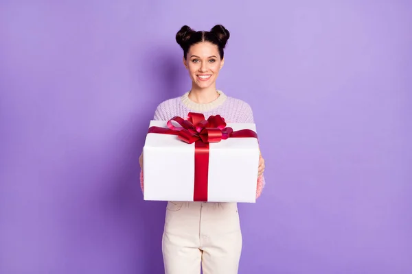 Foto av glad leende vacker vacker flicka ger dig närvarande gåva överraskning fira födelsedag isolerad på violett färg bakgrund — Stockfoto