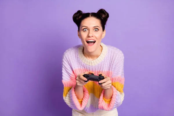Foto van gelukkig glimlachen opgewonden gek funky meisje spelen playstation winnen in videogame geïsoleerd op paarse kleur achtergrond — Stockfoto