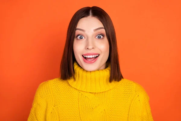 若い興奮した女性の写真幸せな肯定的な笑顔は驚きましたオレンジ色の背景に隔離されたオムのニュース — ストック写真