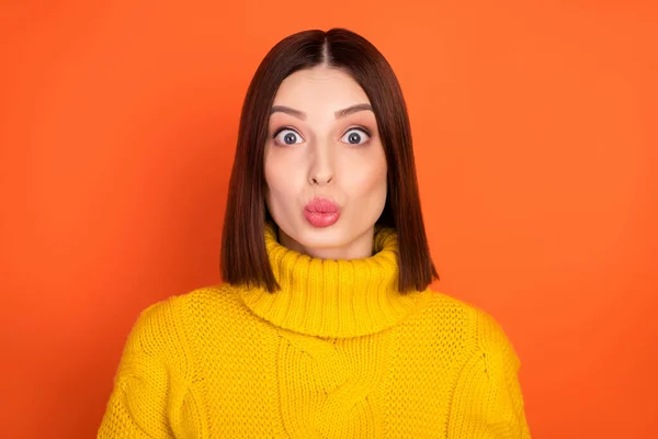 Foto de jovem atraente mulher amuada lábios enviar ar beijo flerte romântico isolado sobre cor de fundo laranja — Fotografia de Stock