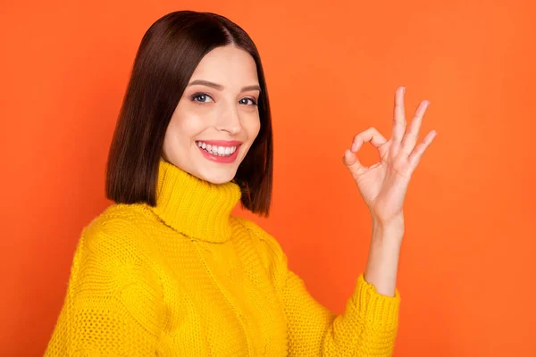 Perfil lado de la foto de la joven mujer feliz sonrisa positiva mostrar bien bien acuerdo fresco signo aislado sobre fondo de color naranja —  Fotos de Stock