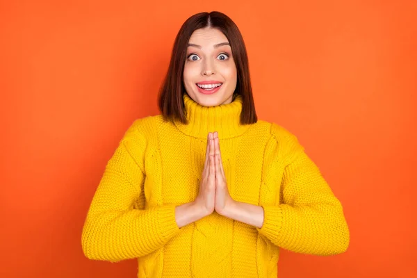 Foto da jovem mulher feliz sorriso positivo pedir desejo esperar aguardar presente isolado sobre fundo cor de laranja — Fotografia de Stock