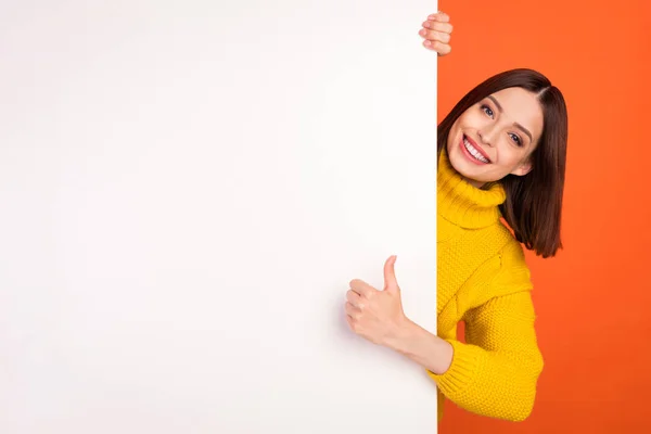 Kuva nuori nainen onnellinen positiivinen hymy näytä peukalo-up hieno mainos suositella mainostaa eristetty oranssi väri tausta — kuvapankkivalokuva