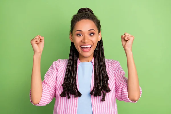 Foto di giovane stupito scioccato felice donna pelle scura vincitore celebrare isolato su sfondo di colore verde — Foto Stock