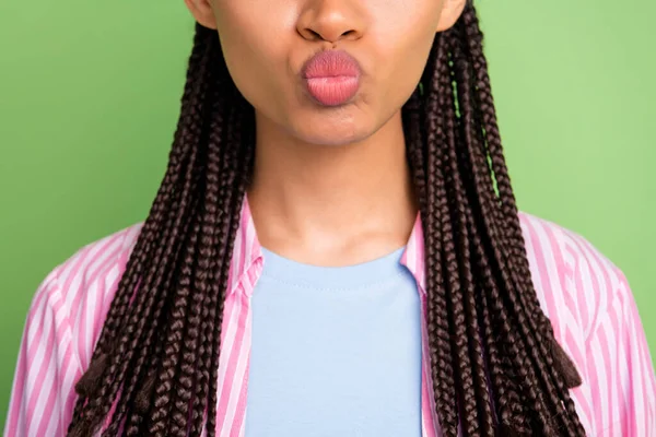 Afro-Amerikalı genç bir kadının kesilmiş fotoğrafı yeşil arka planda hava öpücüğünü iyi bir ruh haline sokmuş. — Stok fotoğraf