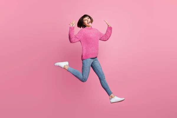 Full längd foto av glada unga glada positiva kvinna hoppa upp njuta av helgen isolerad på rosa färg bakgrund — Stockfoto