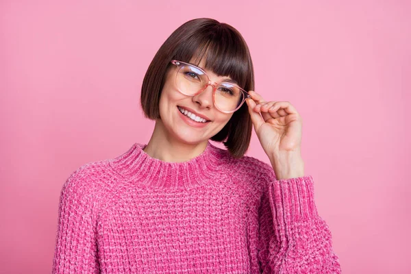 Foto di affascinante felice donna positiva indossare occhiali buon umore sorriso isolato su sfondo rosa pastello — Foto Stock