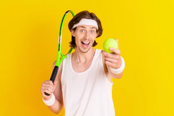 Ritratto di attraente stupito motivato ragazzo allegro che gioca a tennis dando palla isolato su sfondo di colore giallo brillante — Foto Stock