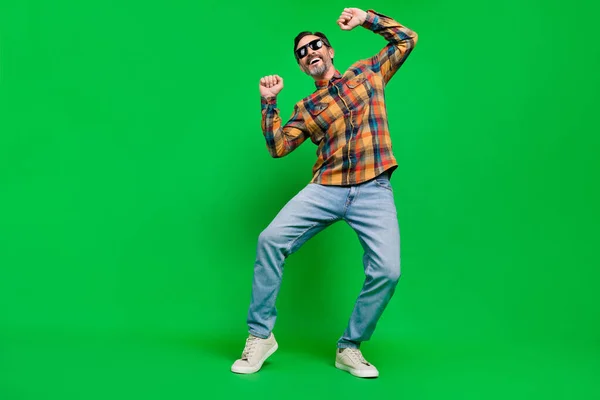 Повнометражний вигляд на тіло привабливого веселого чоловіка, який танцює весело ізольовано на яскраво-зеленому кольоровому фоні — стокове фото