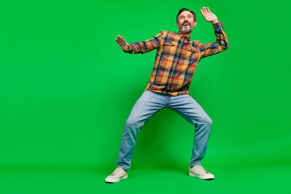 Volledige lengte lichaamsgrootte uitzicht van aantrekkelijke vrolijke man dansen met plezier chill out clubbing geïsoleerd over helder groene kleur achtergrond — Stockfoto
