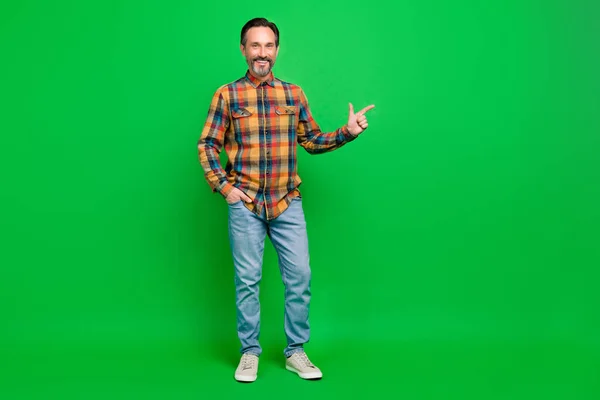 Pleine longueur taille du corps vue de l'homme barbu gai attrayant montrant l'espace de copie isolé sur fond de couleur vert vif — Photo