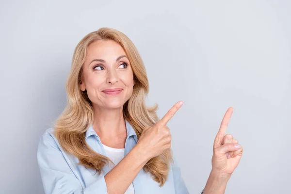 Foto av glada drömmande härlig mogen kvinnlig reklam produkt välja föreslå isolerad på grå färg bakgrund — Stockfoto