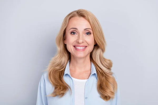 Photo de souriante femme mûre souriante traitement stomatologie nouveaux placages isolés sur fond de couleur grise — Photo