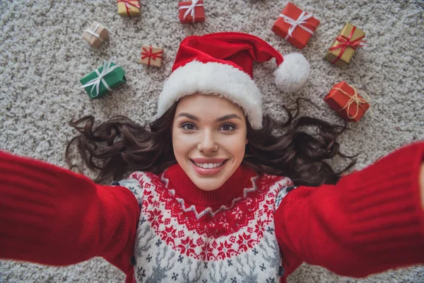 Vista superior foto retrato sonriente mujer usando ropa de cabeza por el suelo en ropa de Navidad tomando selfie — Foto de Stock