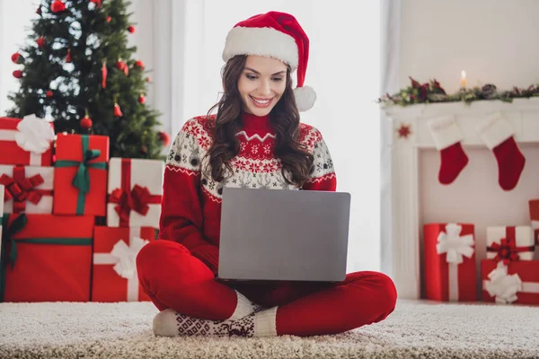 Volledige lichaamslengte foto lachende vrouw zitten op de vloer in hoofddeksels met behulp van laptop — Stockfoto