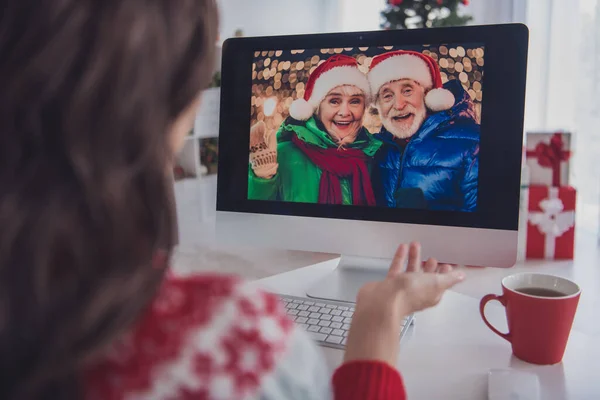 バックビュー写真のポートレート女性はクリスマスに両親とビデオ接続で話しています — ストック写真