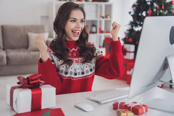 Porträtt av attraktiva trendiga glada vågiga hår flicka ringer video har roligt grattis december på arbetsplatsen hem inomhus — Stockfoto