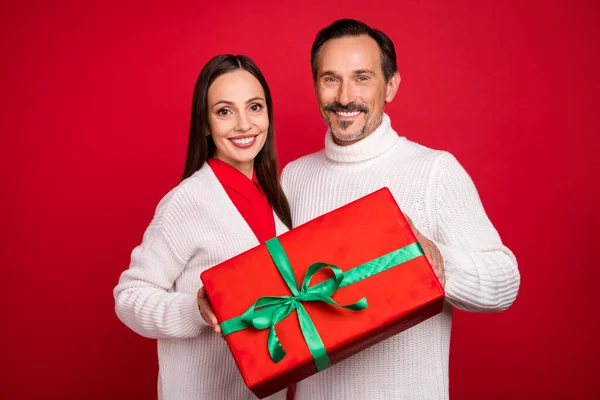 幸せな夫の妻の写真幸せな人が存在する手は赤い色の背景に隔離されたお祝いのクリスマスの精神を楽しむ — ストック写真