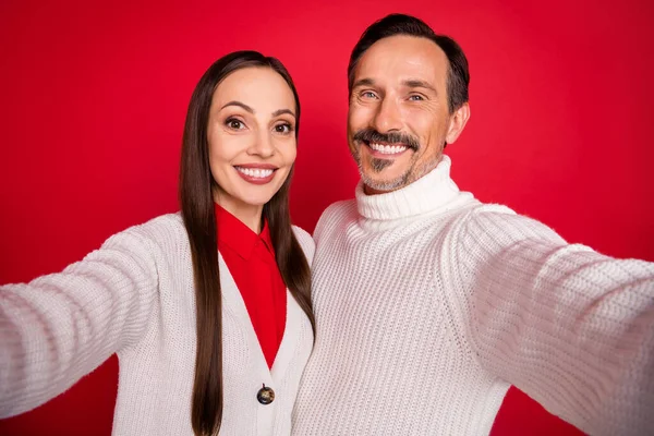 Φωτογραφία από χαρούμενα ευτυχισμένος άνθρωπος και γυναίκα κρατήστε φωτογραφική μηχανή κάνουν selfie απολαύσετε δροσερό απομονωμένο σε κόκκινο φόντο χρώμα — Φωτογραφία Αρχείου