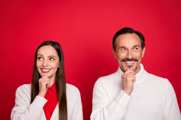 Foto de alegre curioso feliz maduro homem e mulher olhar vazio ideia espaço isolado no fundo de cor vermelha — Fotografia de Stock