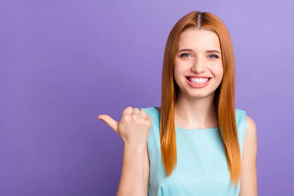 Фото молодої дівчини щаслива позитивна точка посмішки великий палець порожній простір рекламні поради вибір реклами ізольовані на фіолетовому кольоровому фоні — стокове фото
