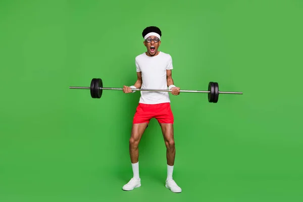 Full length body size άποψη του trendy κουρασμένος αδύναμος τύπος nerd αθλητής άρση βαρύ barbell απομονώνονται σε φωτεινό πράσινο χρώμα φόντο — Φωτογραφία Αρχείου