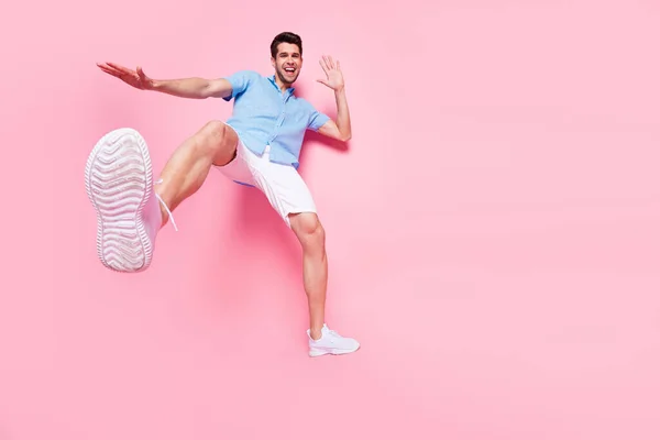 Full length body size view of attractive cheerful beztroski facet jumping zabawy taniec izolowane nad różowy pastelowy kolor tła — Zdjęcie stockowe