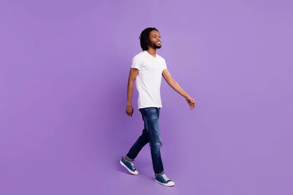 Plná délka tělo velikost pohled atraktivní veselý chlap chůze volný čas izolované přes světlé fialové barvy pozadí — Stock fotografie