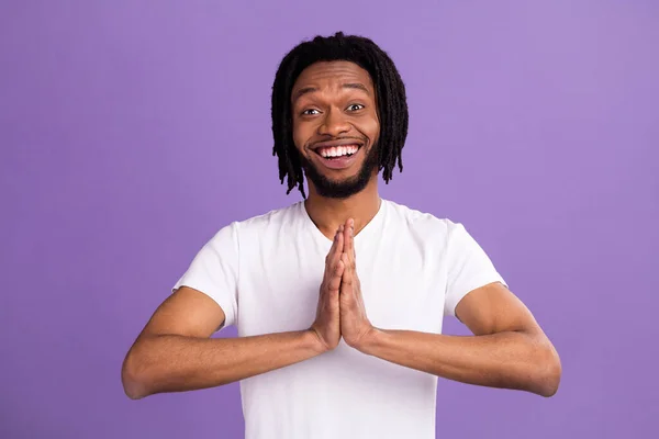 Retrato de cara alegre atraente funky pedindo-lhe solicitar favor isolado sobre fundo de cor violeta roxo brilhante — Fotografia de Stock