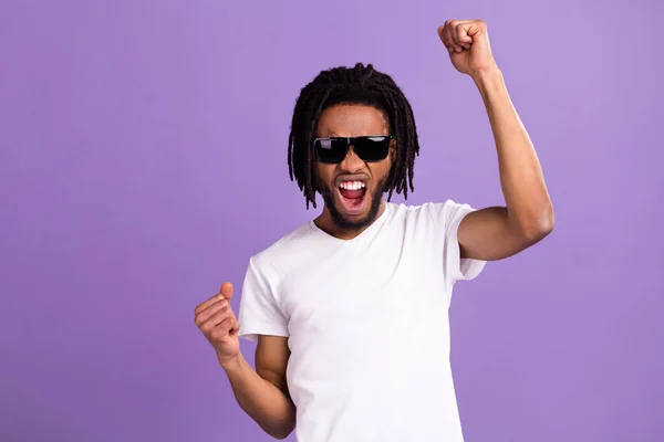 Retrato de atraente alegre sorte cara regozijando se divertir isolado sobre brilhante cor violeta roxo fundo — Fotografia de Stock