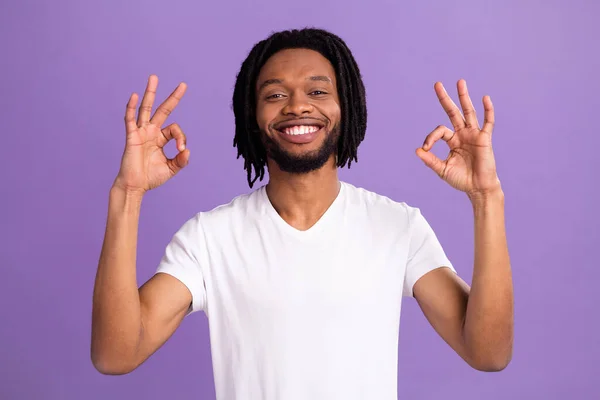 Портрет привлекательного веселого парня, показывающего двойной ok-sign объявление идеально изолированы на ярко-фиолетовый фиолетовый цвет фона — стоковое фото