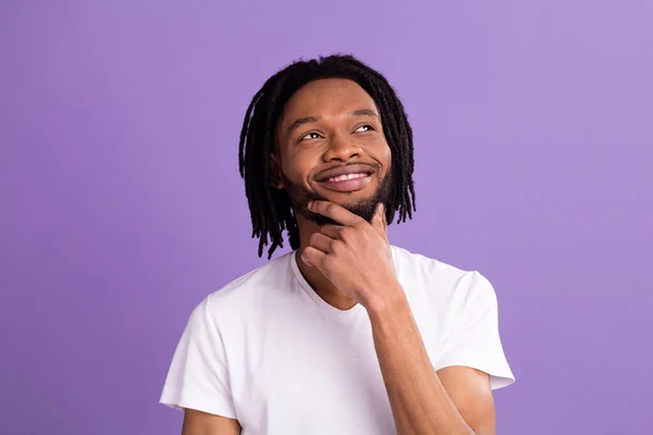 Retrato de atractivo chico de ensueño alegre creando colución aislada sobre fondo violeta brillante color púrpura — Foto de Stock