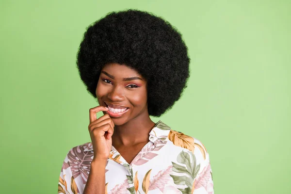 Φωτογραφία του φλερτ δελεαστικό κορίτσι δόντια δάγκωμα δάχτυλο φορούν floral πουκάμισο εκτύπωσης που απομονώνονται σε πράσινο φόντο χρώμα — Φωτογραφία Αρχείου