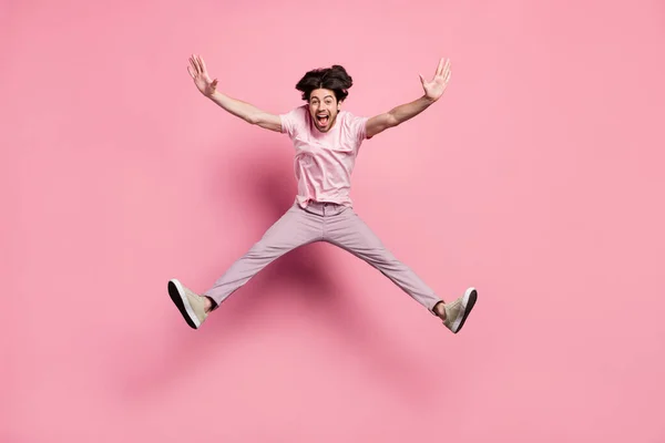 Comprimento total do corpo tamanho homem vestindo roupas casuais voando no vento forte isolado pastel cor-de-rosa fundo — Fotografia de Stock