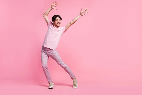Vücut ölçülerinde mutlu dans eden neşeli fotoğrafçı izole edilmiş pastel rengi arka plan. — Stok fotoğraf