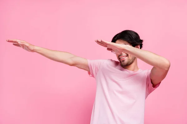 Foto retrato homem vestindo casual t-shirt óculos dançando na festa mostrando dab sinal isolado pastel cor de rosa fundo — Fotografia de Stock