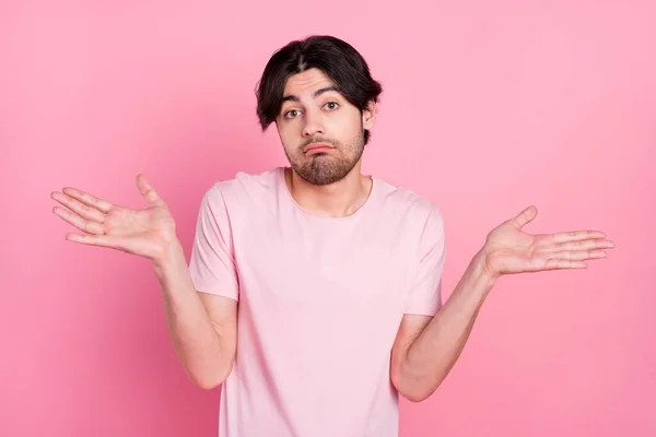 Foto van jonge man schouders ophalen onzeker clueless verward geen antwoord geïsoleerd over roze kleur achtergrond — Stockfoto