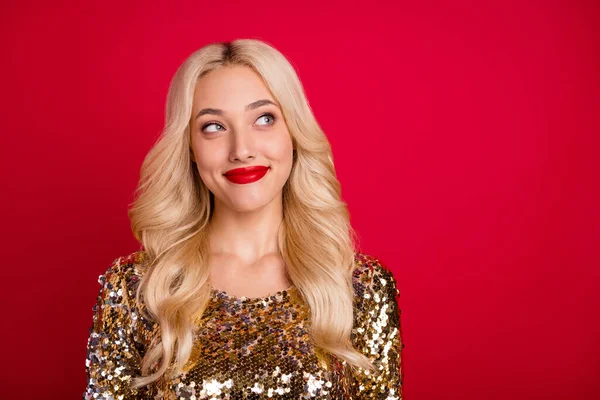 Foto de curioso sonhador pensativo bonito senhora olhar vazio espaço desgaste dourado vestido isolado cor vermelha fundo — Fotografia de Stock