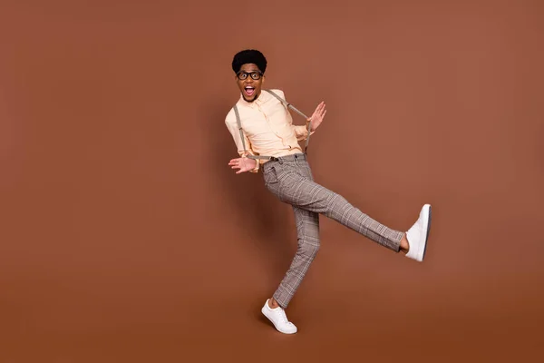 Longitud completa cuerpo tamaño vista de atractivo alegre despreocupado funky chico bailando divertirse aislado sobre marrón color de fondo — Foto de Stock