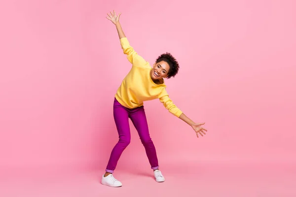 Foto de tamaño completo de funky millennial morena dama danza desgaste camisa jeans zapatos aislados sobre fondo rosa — Foto de Stock