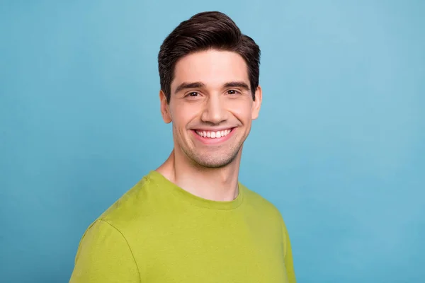 Foto di allegro buon umore giovane ragazzo vestito verde t-shirt sorridente isolato sfondo di colore blu — Foto Stock